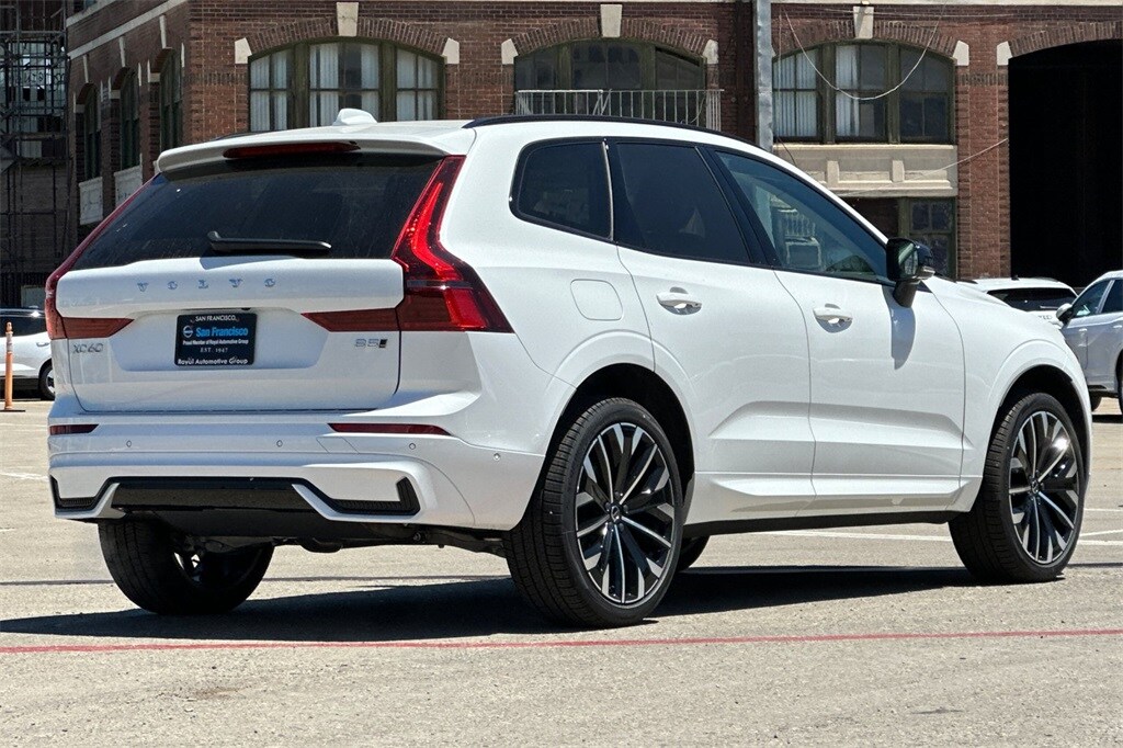2026 Volvo XC60 B5 photo 4