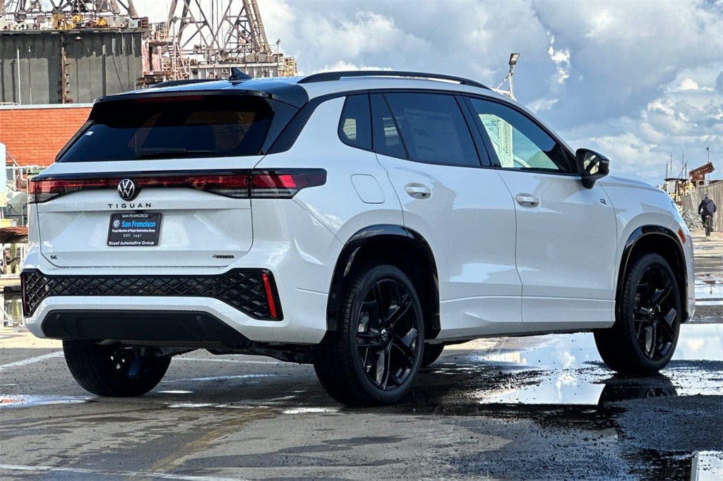 2026 Volkswagen Tiguan SE R-Line Black photo 2