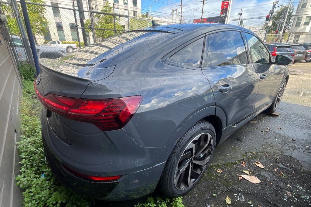 2024 Audi Q8 Sportback e-tron S line Premium photo 3