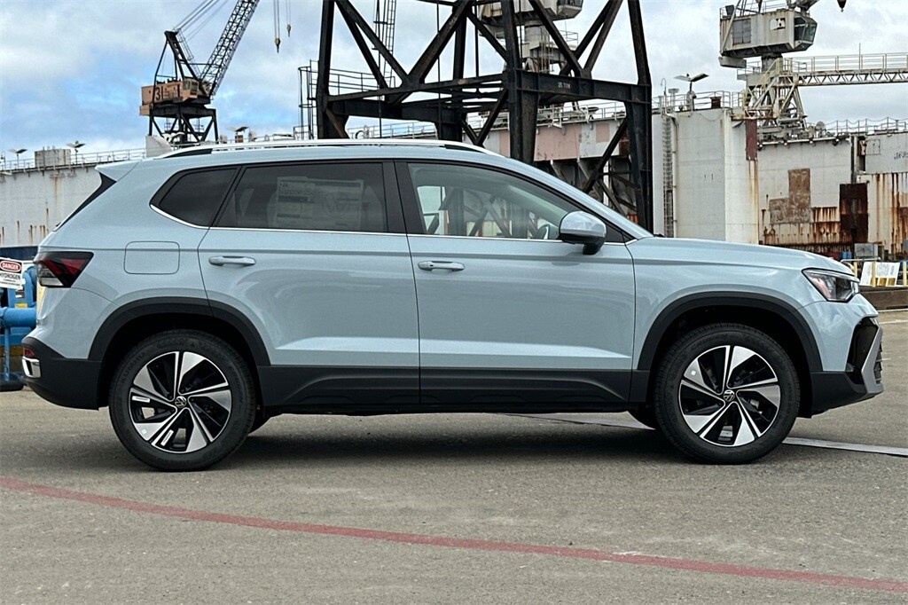 2025 Volkswagen Taos SE photo 3