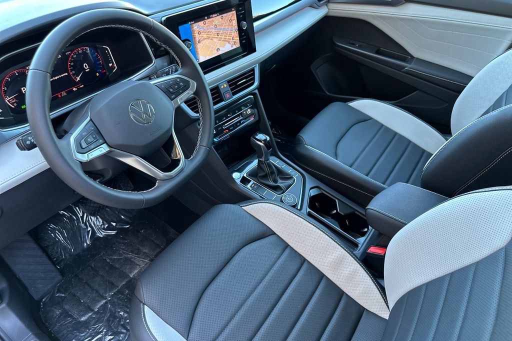 2025 Volkswagen Taos SEL - Photo 7