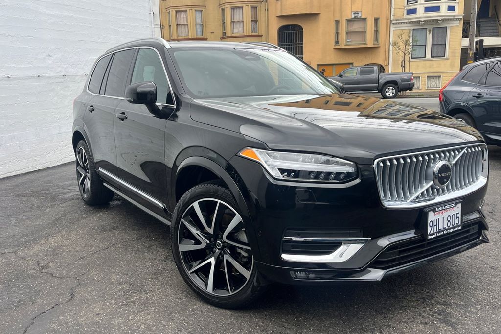 2023 Volvo XC90 B6 AWD Plus 7-Seater photo 2