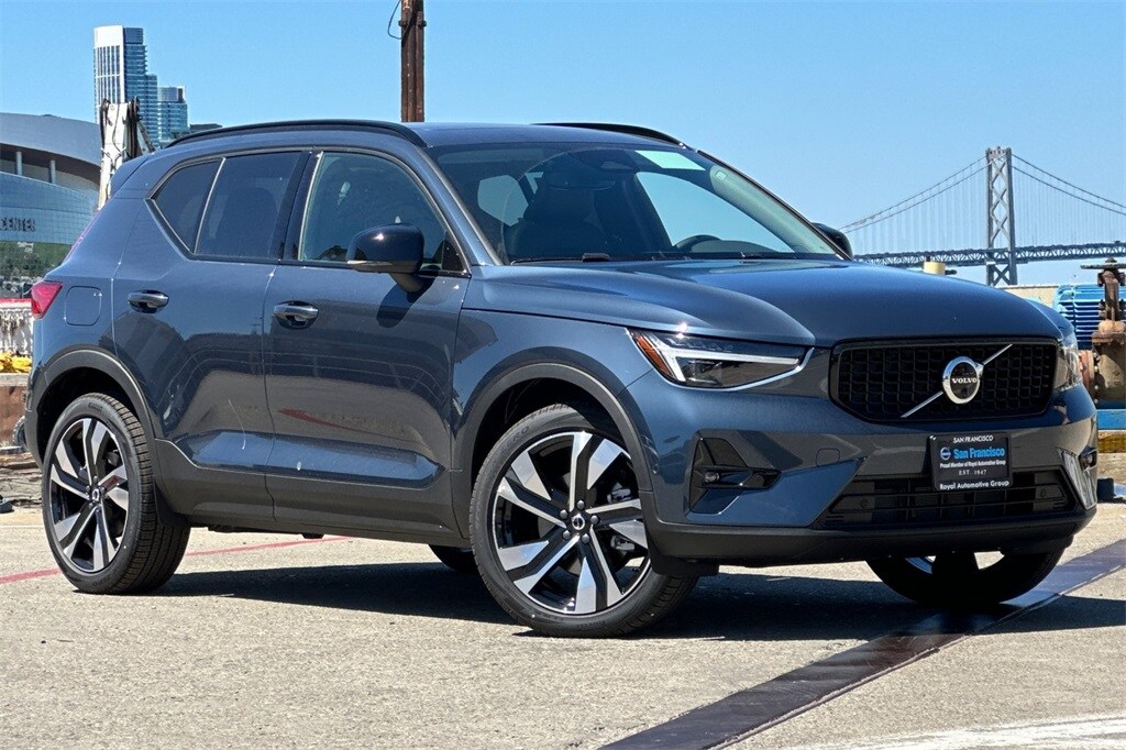 2026 Volvo XC40 photo 2