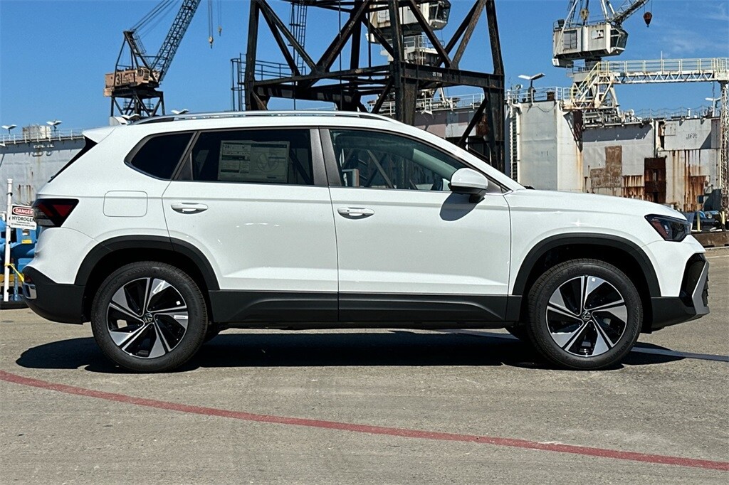 2025 Volkswagen Taos SE photo 3