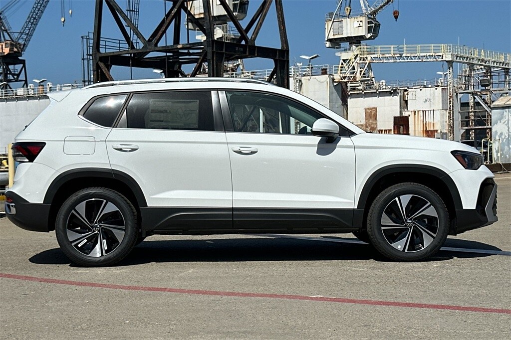 2025 Volkswagen Taos SE photo 3