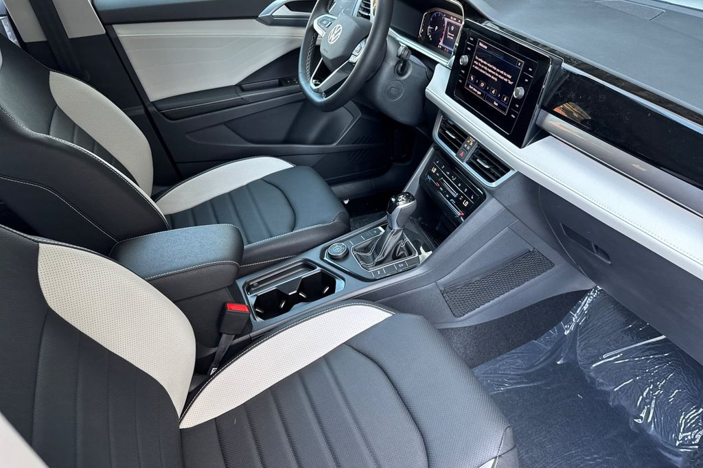 2025 Volkswagen Taos SEL - Photo 12