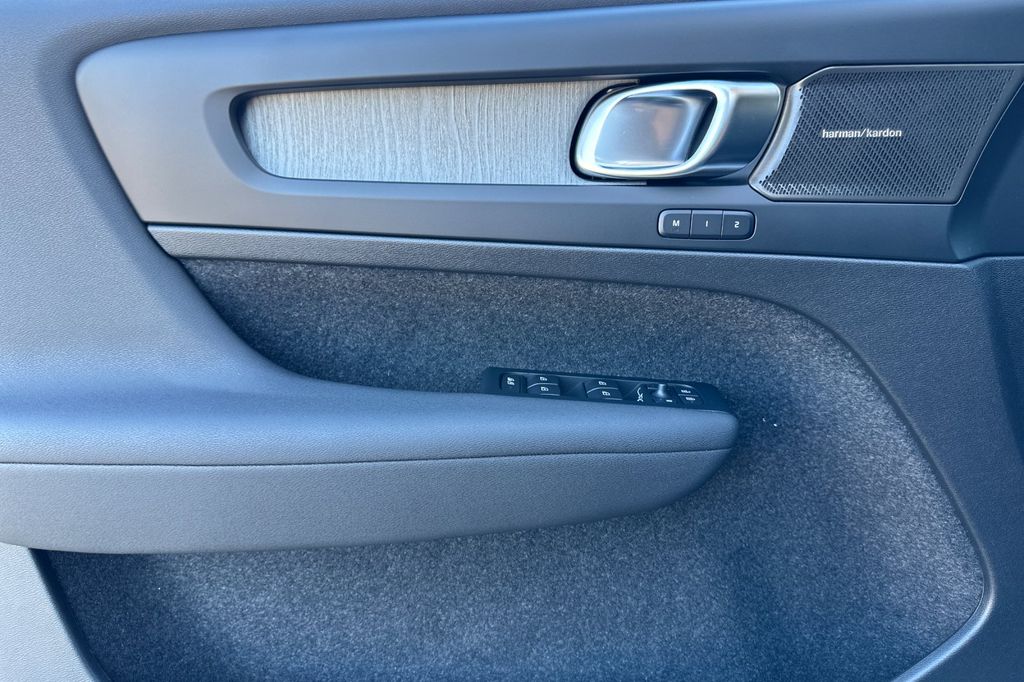 2026 Volvo XC40 Ultra - Photo 8