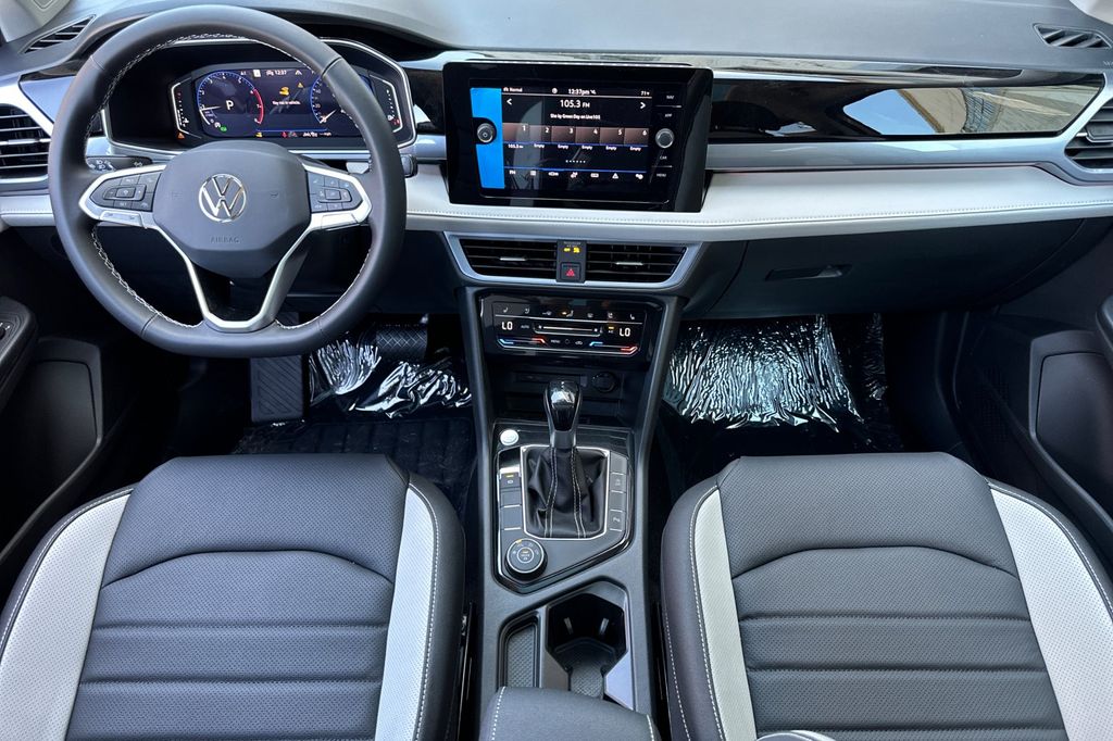 2025 Volkswagen Taos SEL - Photo 10
