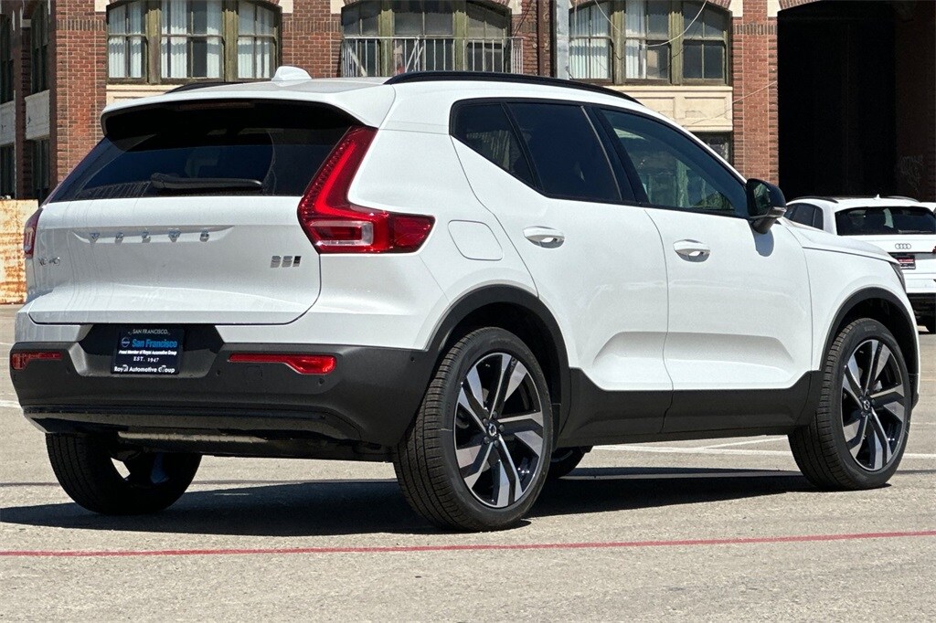 2025 Volvo XC40 Plus photo 2