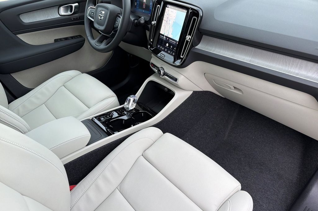 2026 Volvo XC40 Plus - Photo 16