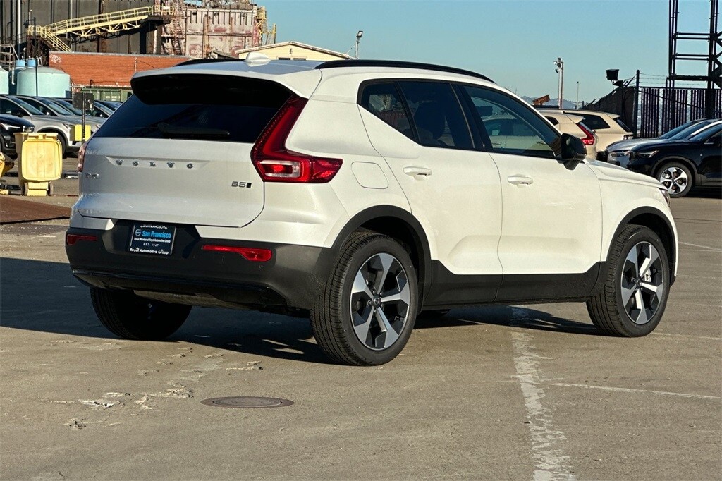 2025 Volvo XC40 Plus photo 3