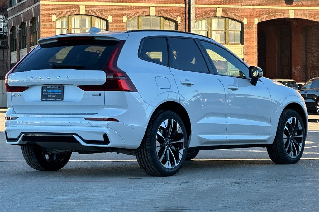 2026 Volvo XC60 B5 Plus photo 3