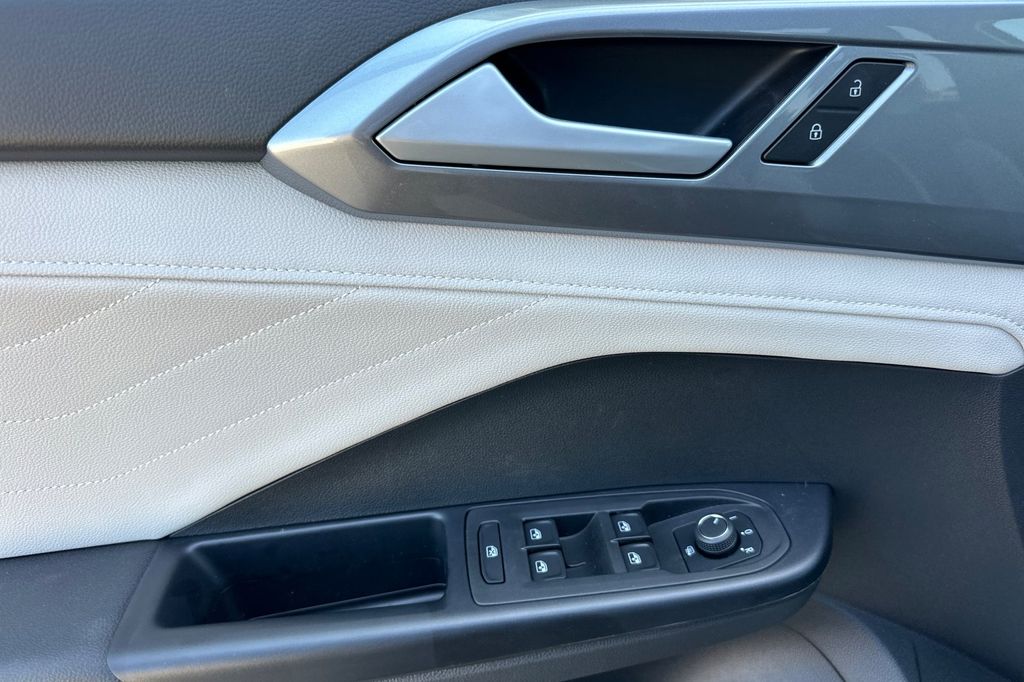 2025 Volkswagen Taos SEL - Photo 8