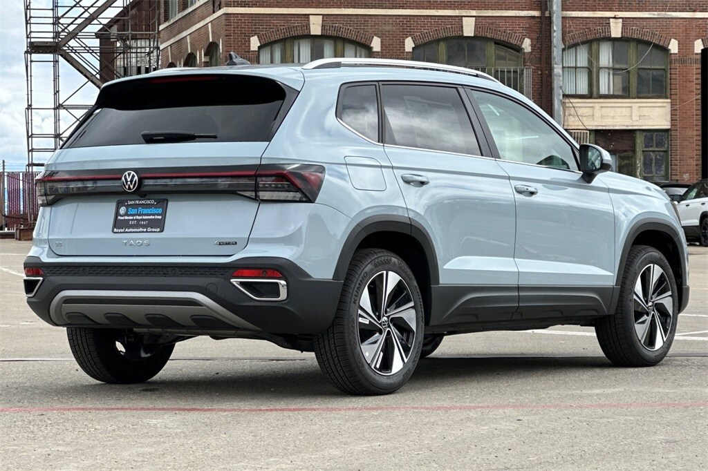 2025 Volkswagen Taos SE photo 4