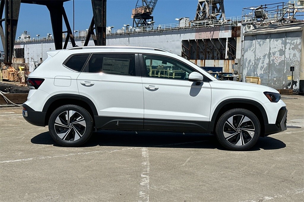 2025 Volkswagen Taos SE photo 3