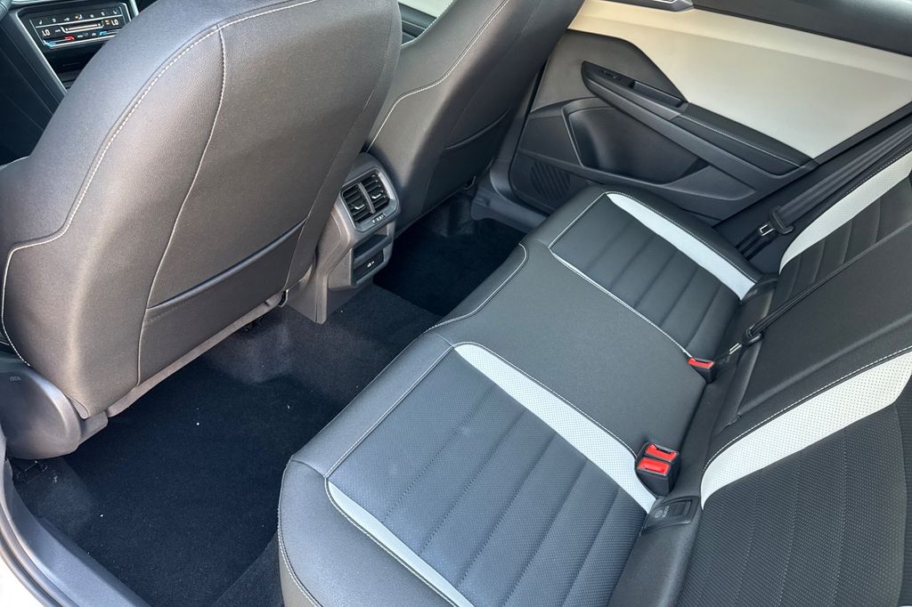 2025 Volkswagen Taos SEL - Photo 9