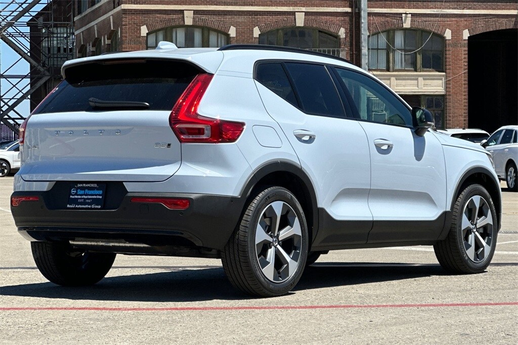 2026 Volvo XC40 Plus photo 4