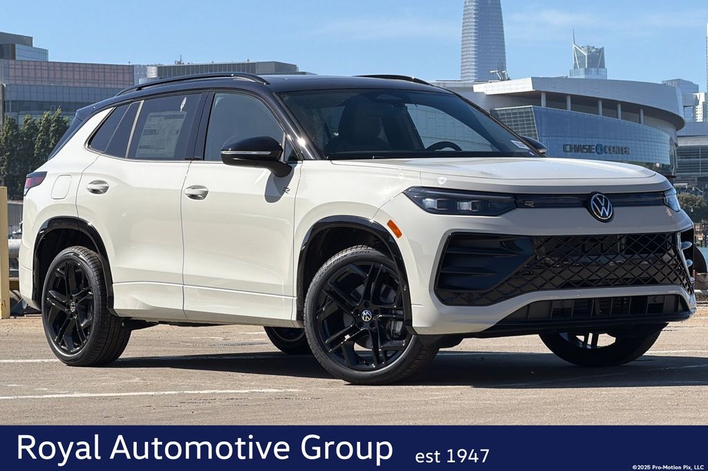 2026 Volkswagen Tiguan 2.0T SE R-Line Black 4Motion's photo