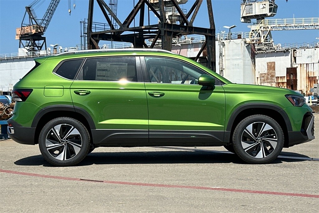 2025 Volkswagen Taos SE photo 3