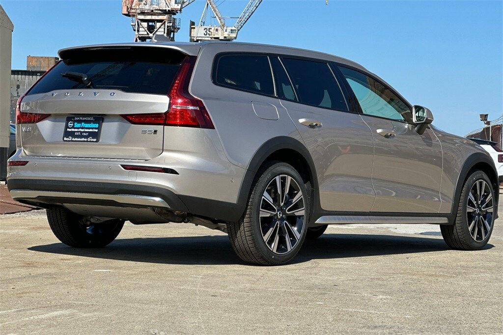 2025 Volvo V60 Cross Country B5 photo 3