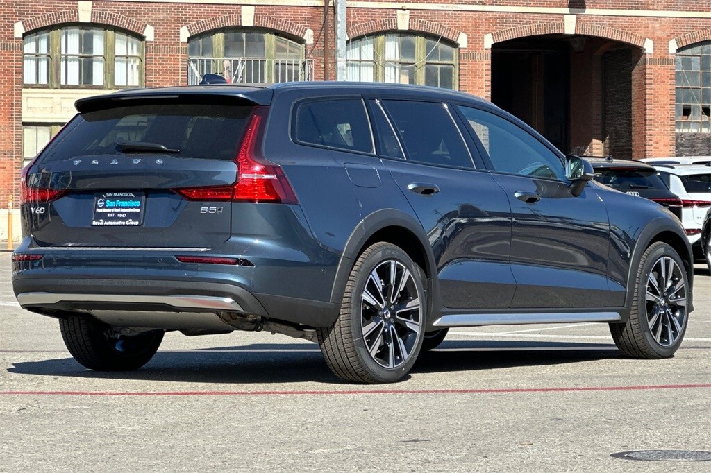 2025 Volvo V60 Cross Country B5 photo 3