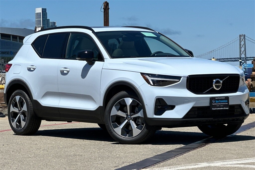2026 Volvo XC40 Plus photo 2