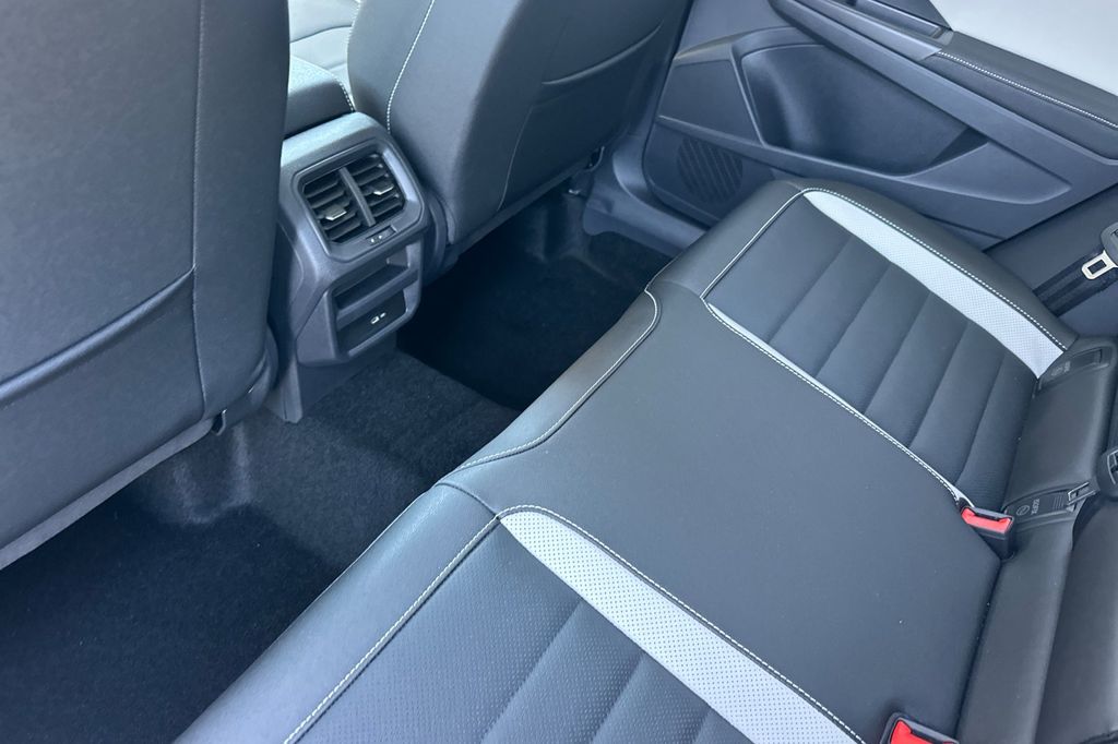 2025 Volkswagen Taos SEL - Photo 9