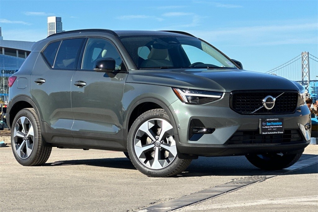 2026 Volvo XC40 Plus photo 2