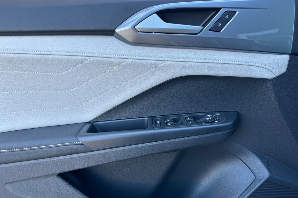 2025 Volkswagen Taos SEL - Photo 8