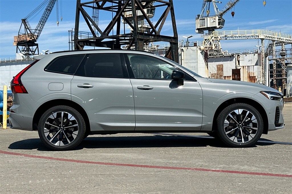 2026 Volvo XC60 T8 Plus photo 3
