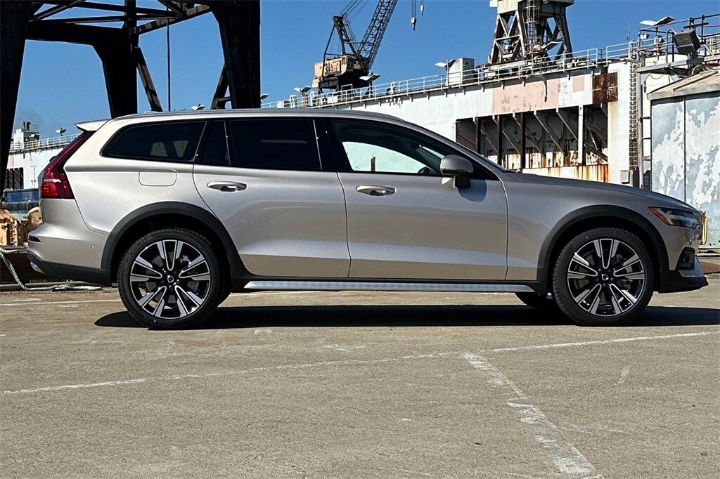 2025 Volvo V60 Cross Country B5 photo 2