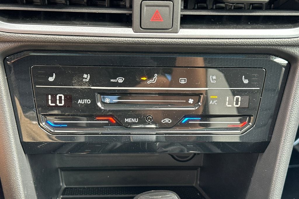 2025 Volkswagen Taos SEL - Photo 18