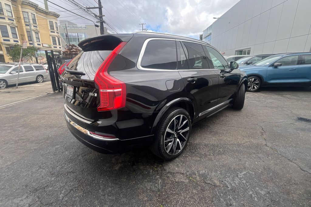2023 Volvo XC90 B6 AWD Plus 7-Seater photo 4