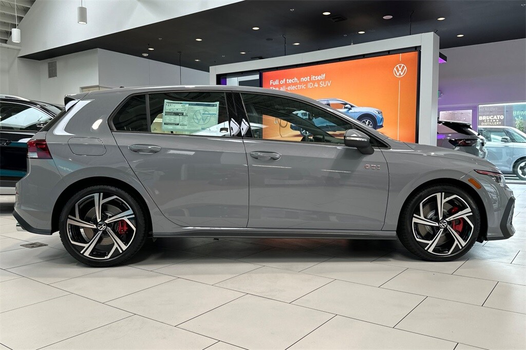 2025 Volkswagen Golf GTI SE photo 3