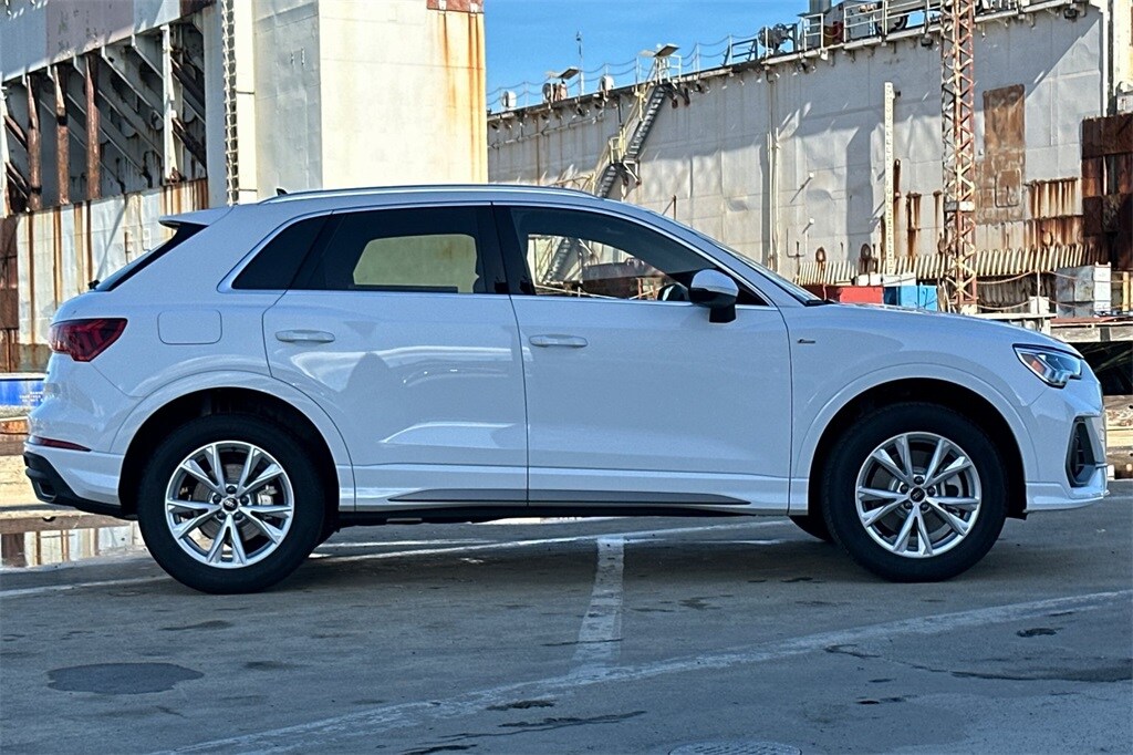 2025 Audi Q3 45 TFSI S line Premium photo 3