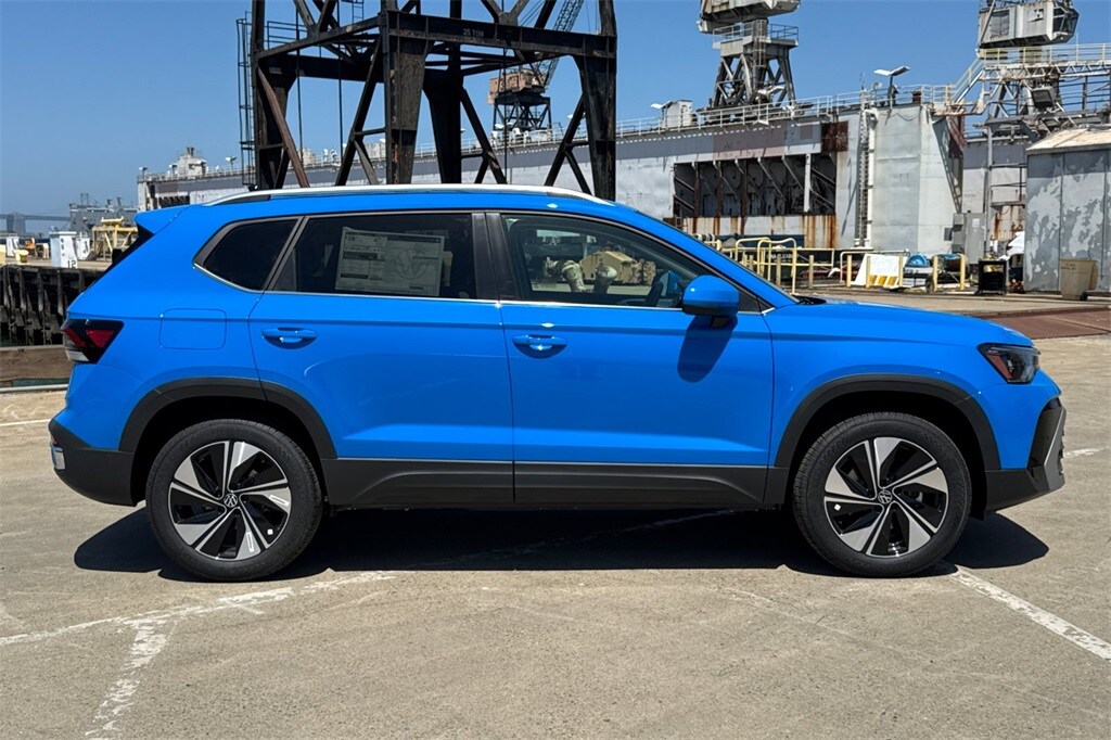 2025 Volkswagen Taos SE photo 3