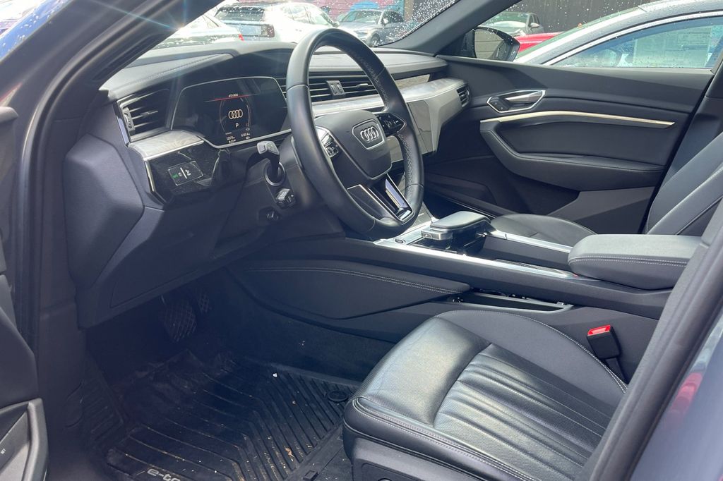 2024 Audi Q8 Sportback e-tron S line Premium photo 5