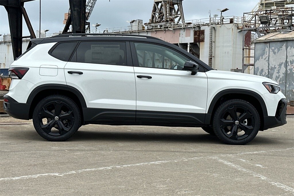 2025 Volkswagen Taos SE photo 3