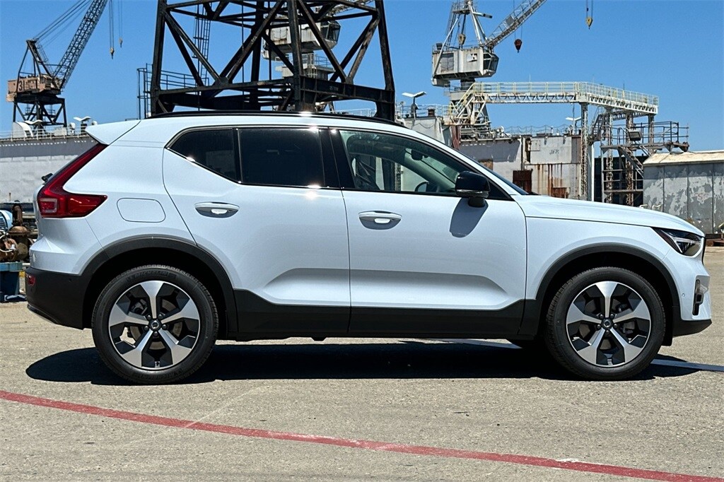 2026 Volvo XC40 Plus photo 3