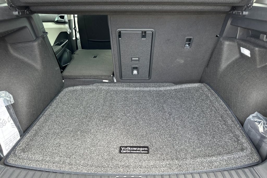2025 Volkswagen Taos SEL - Photo 12