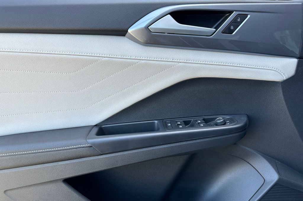 2025 Volkswagen Taos SEL - Photo 8