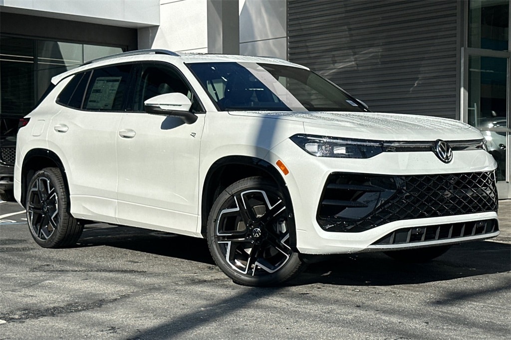 2026 Volkswagen Tiguan SEL R-Line photo 2