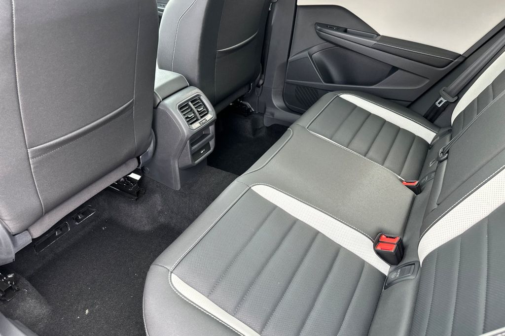2025 Volkswagen Taos SEL - Photo 9