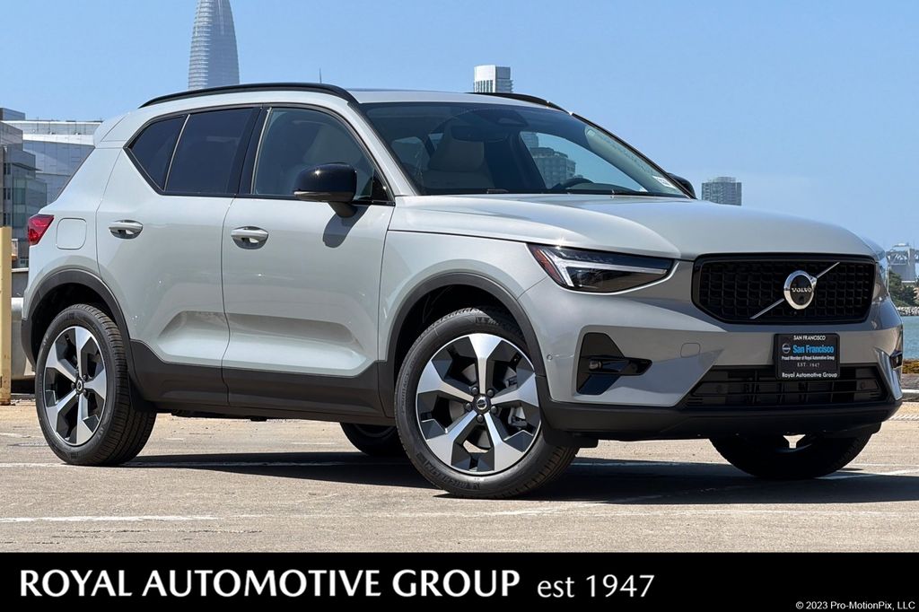 2026 Volvo XC40 B5 Plus Dark AWD's photo