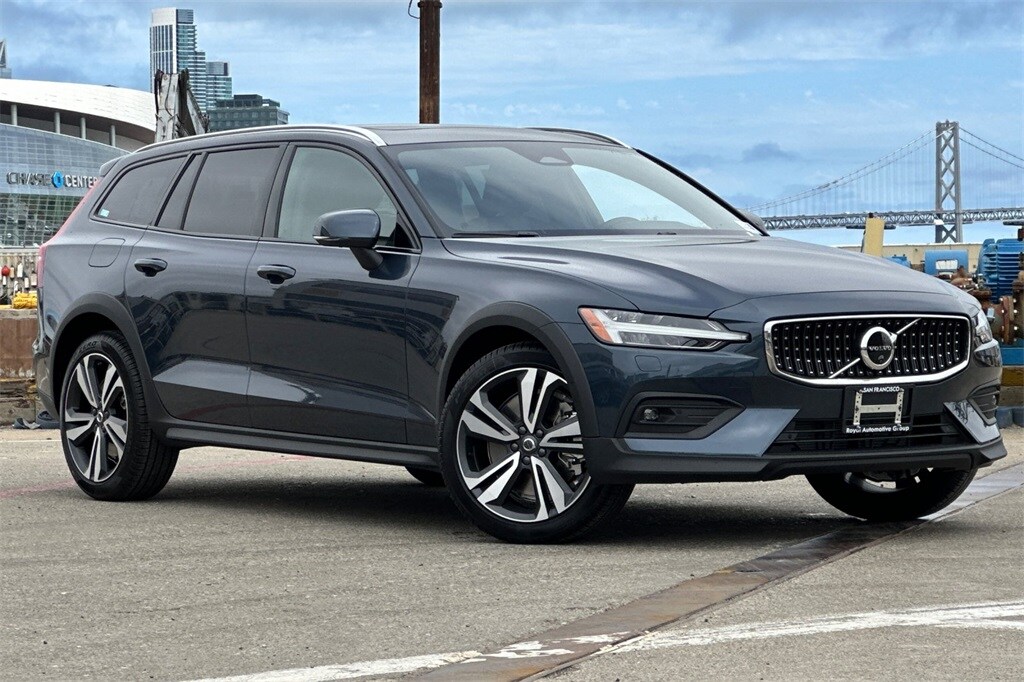2026 Volvo V60 Cross Country B5 Plus photo 2