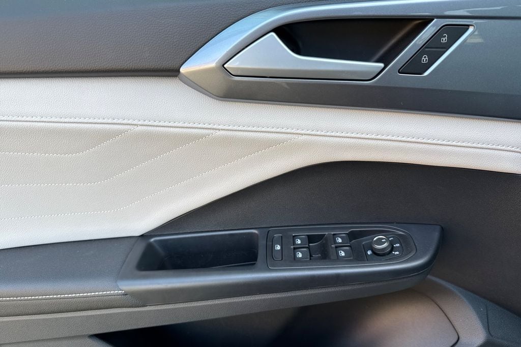 2025 Volkswagen Taos SEL - Photo 8