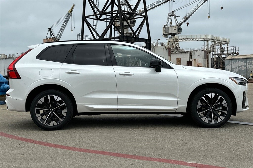2026 Volvo XC60 B5 Plus photo 3