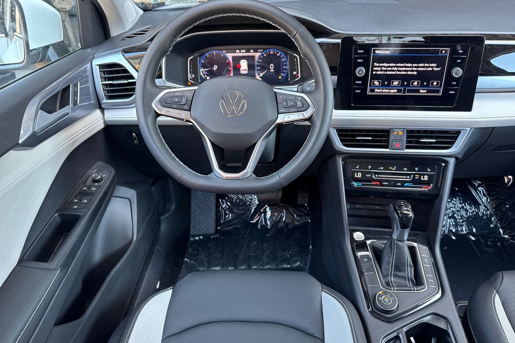 2025 Volkswagen Taos SEL - Photo 11