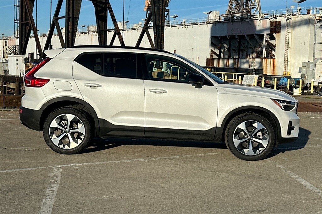 2025 Volvo XC40 Plus photo 2