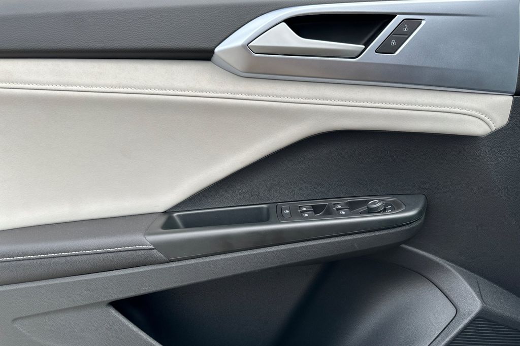 2025 Volkswagen Taos SE - Photo 8